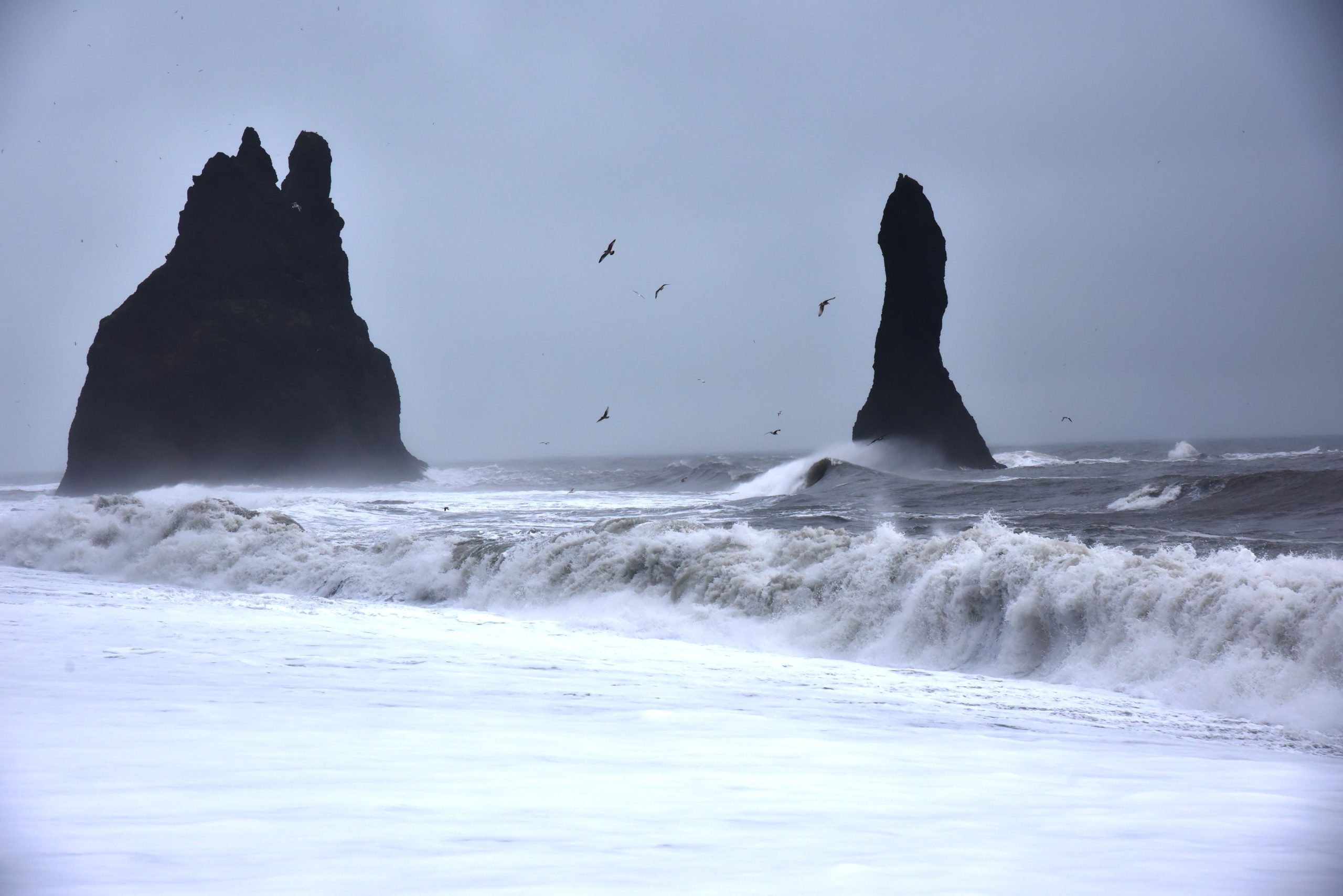 Reynisfjara - czarna plaża, gdzie potęga oceanu spotyka sie z wulkaniczną duszą Islandii