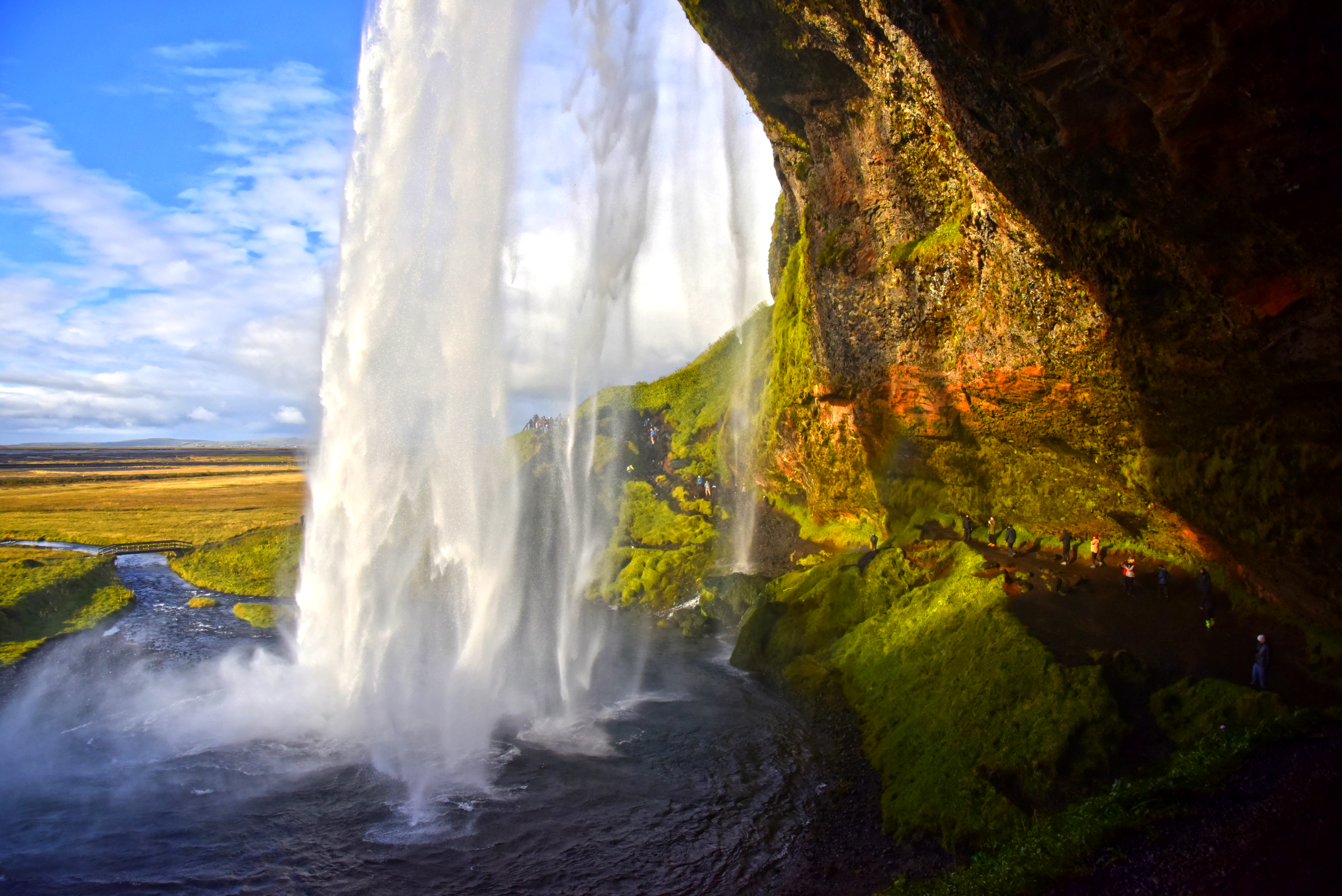 Seljalansfoss - wodospad, który pozwala spojrzeć na Islandię z zupełnie innej perspektywy.